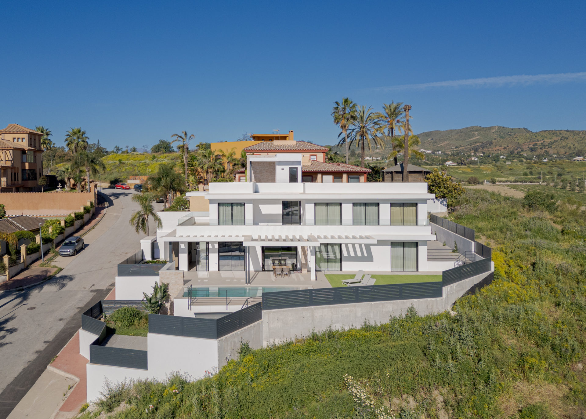 Vue aérienne de l'ensemble Villa Venetta avec piscine, jardins et environnement naturel à Cártama (Málaga) · projet de Klic Arquitectos