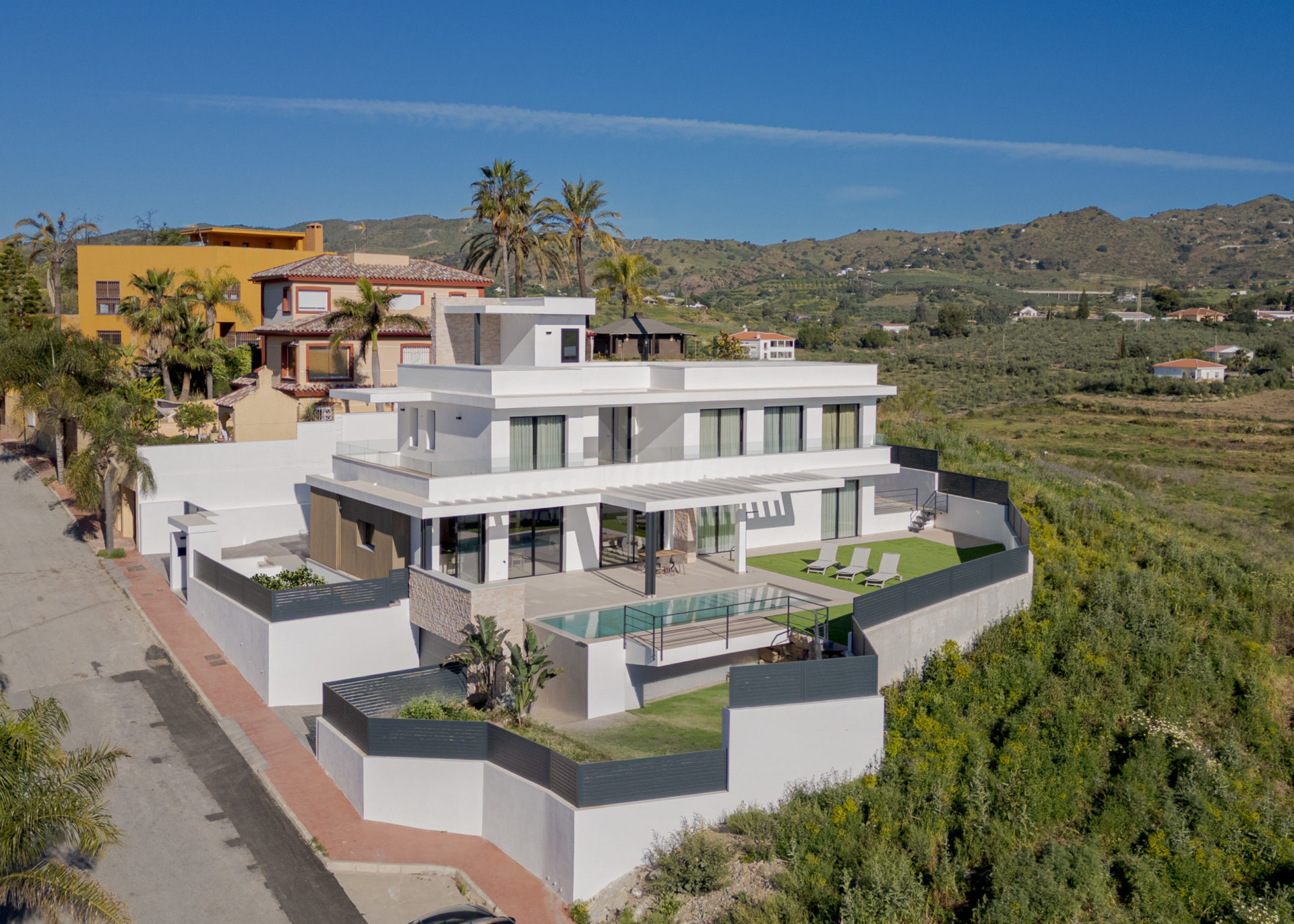 Vue aérienne de Villa Venetta avec jardins et vues sur le paysage de Málaga · maison individuelle contemporaine à Cártama (Málaga) · Klic Arquitectos