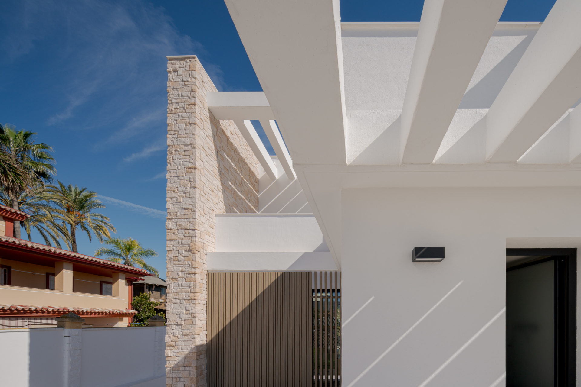 Détail volumétrique extérieur avec pergola et palmiers à Villa Venetta · maison individuelle contemporaine à Cártama (Málaga) · Klic Arquitectos