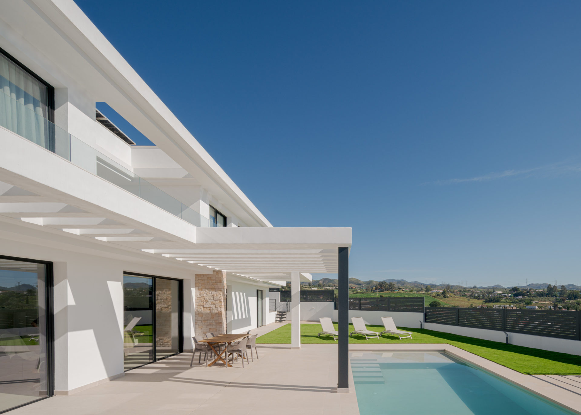 Porche couvert et piscine de Villa Venetta avec vues sur le paysage · maison individuelle contemporaine à Cártama (Málaga) · Klic Arquitectos