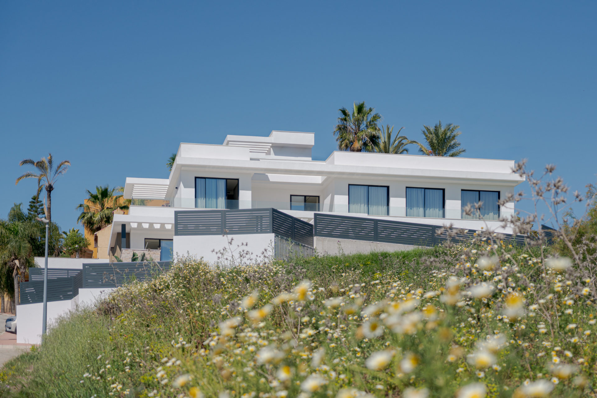 Panoramique de Villa Venetta entre fleurs sauvages et végétation naturelle · maison individuelle contemporaine à Cártama (Málaga) · Klic Arquitectos