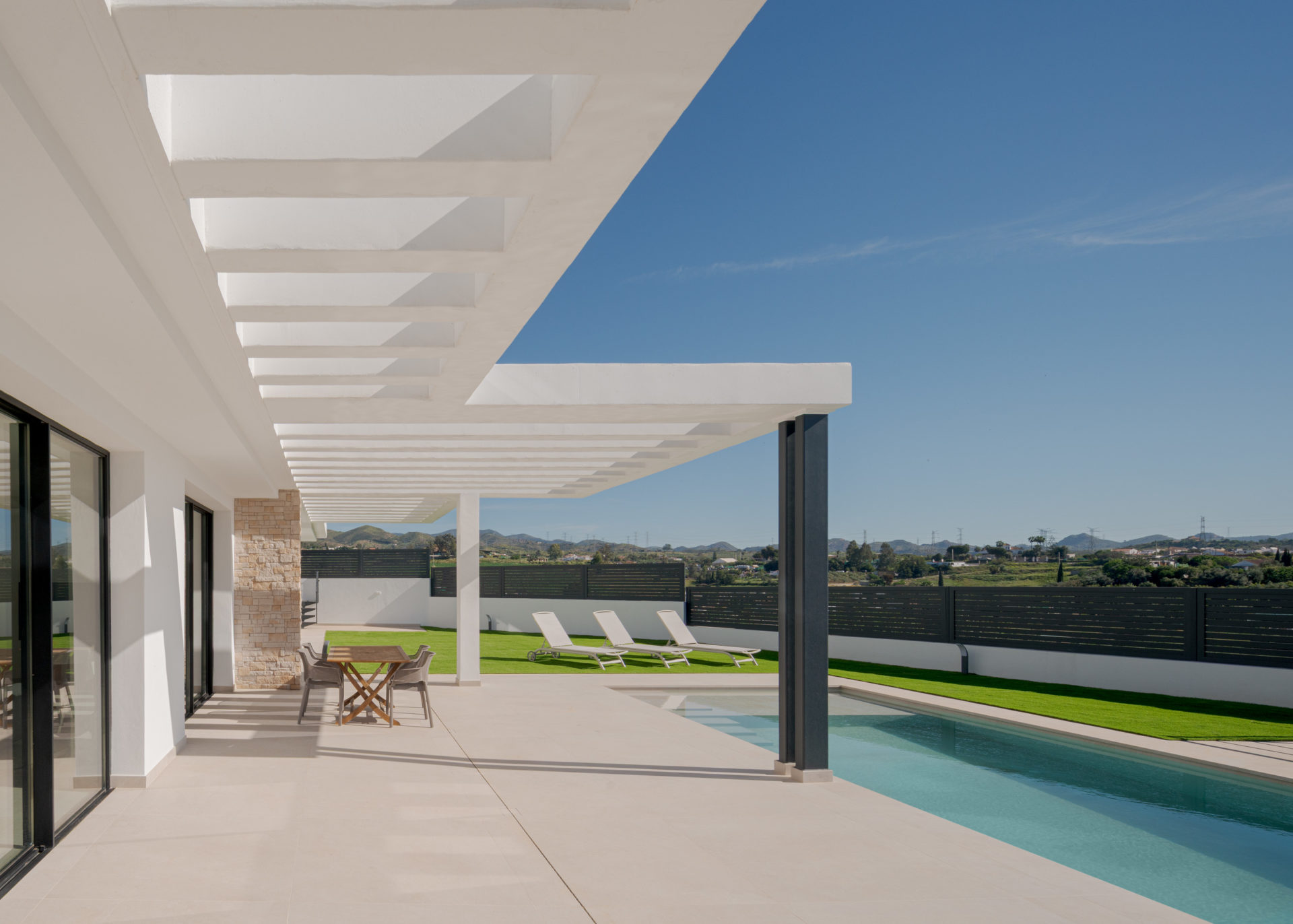 Pergola blanche en porte-à-faux près de la piscine de Villa Venetta · détail architectural de maison contemporaine à Cártama (Málaga) · Klic Arquitectos