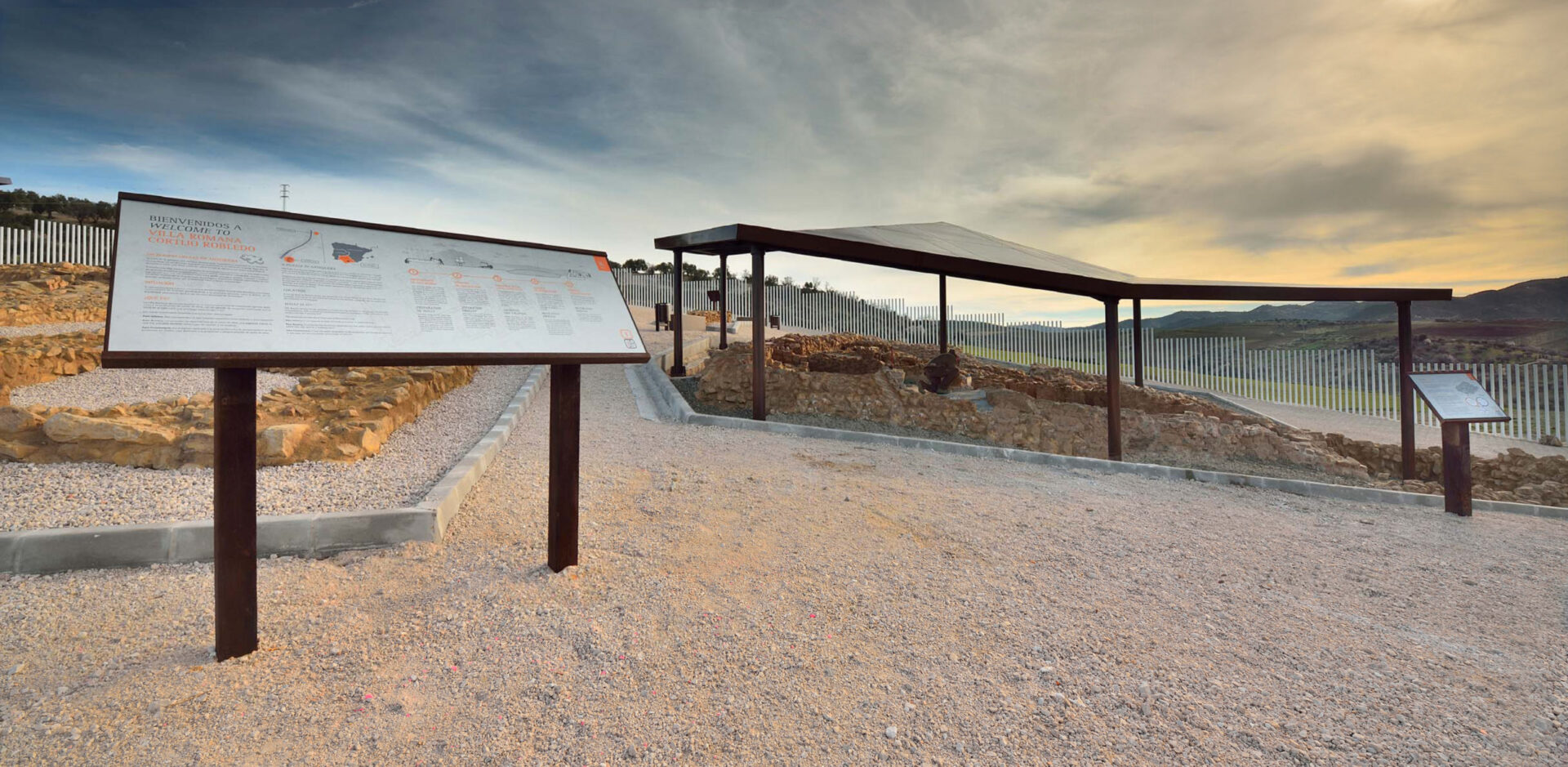 Panel interpretativo y cubierta del yacimiento arqueológico Villa Romana de Cortijo Robledo · siglo V d.C. en Antequera (Málaga) · musealización de Klic Arquitectos