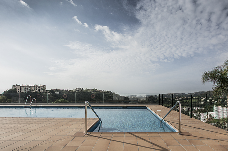 Communal swimming pool – Colinas de Marbella · Klic Arquitectos
