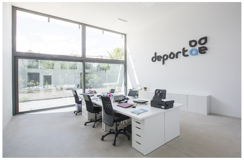 Oficina Deportae en Cerrado de Calderón, Málaga – espacio de trabajo con identidad corporativa por Klic Arquitectos