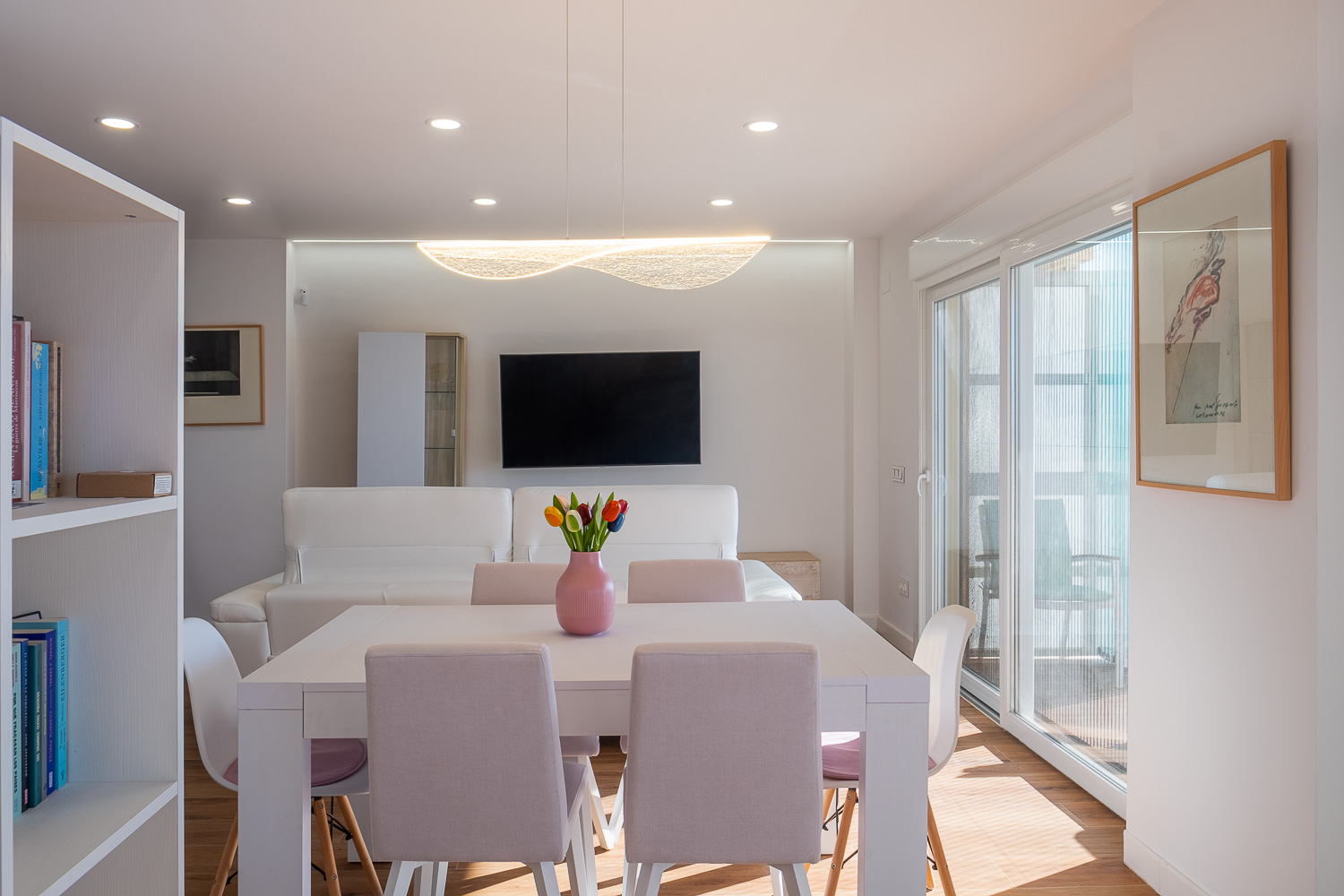 Salón-comedor de Casa T&A, reforma con interiorismo en el Paseo Marítimo de Fuengirola (Málaga) por Klic Arquitectos