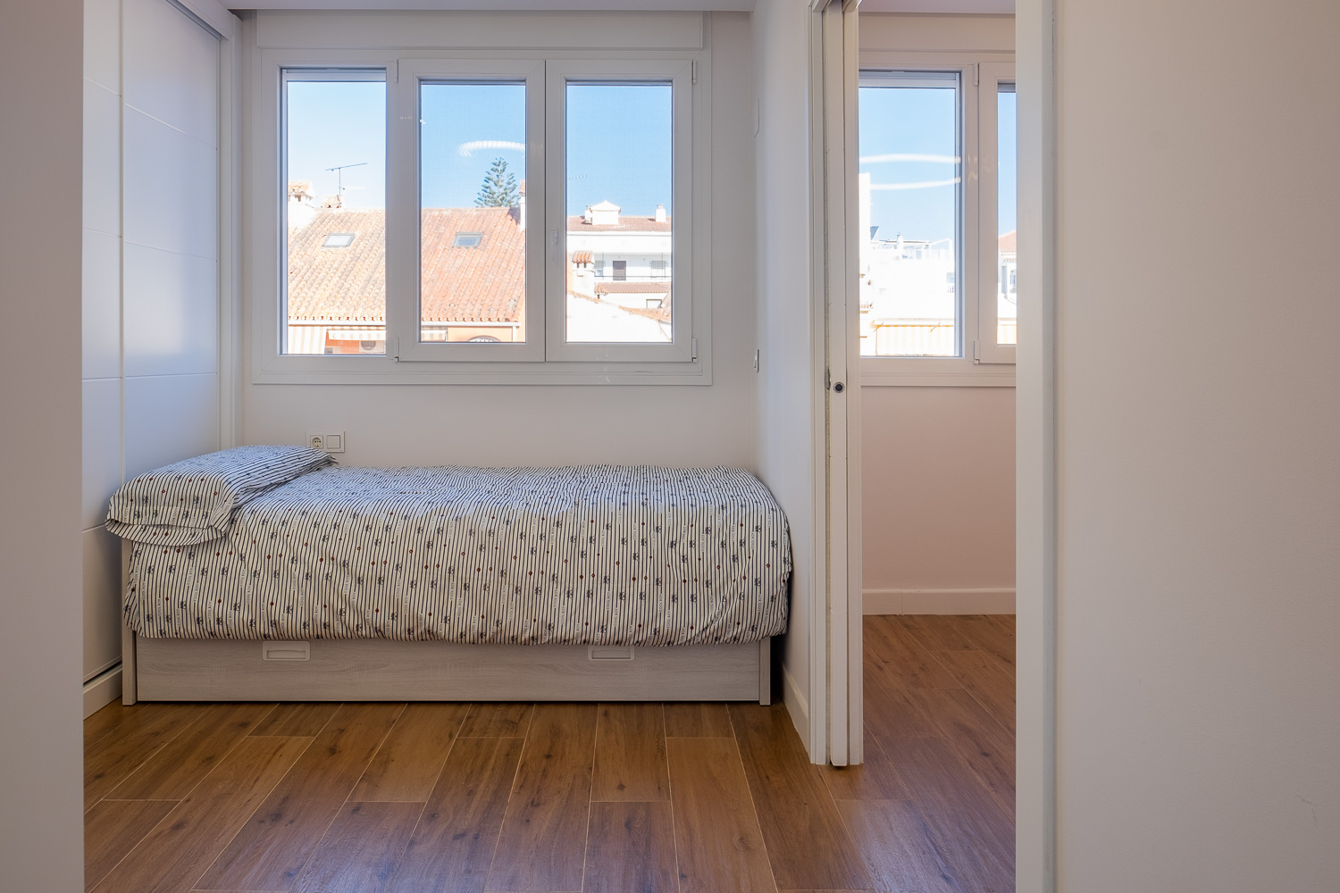 Dormitorio con vistas al mar de Casa T&A, reforma con interiorismo en el Paseo Marítimo de Fuengirola (Málaga) por Klic Arquitectos