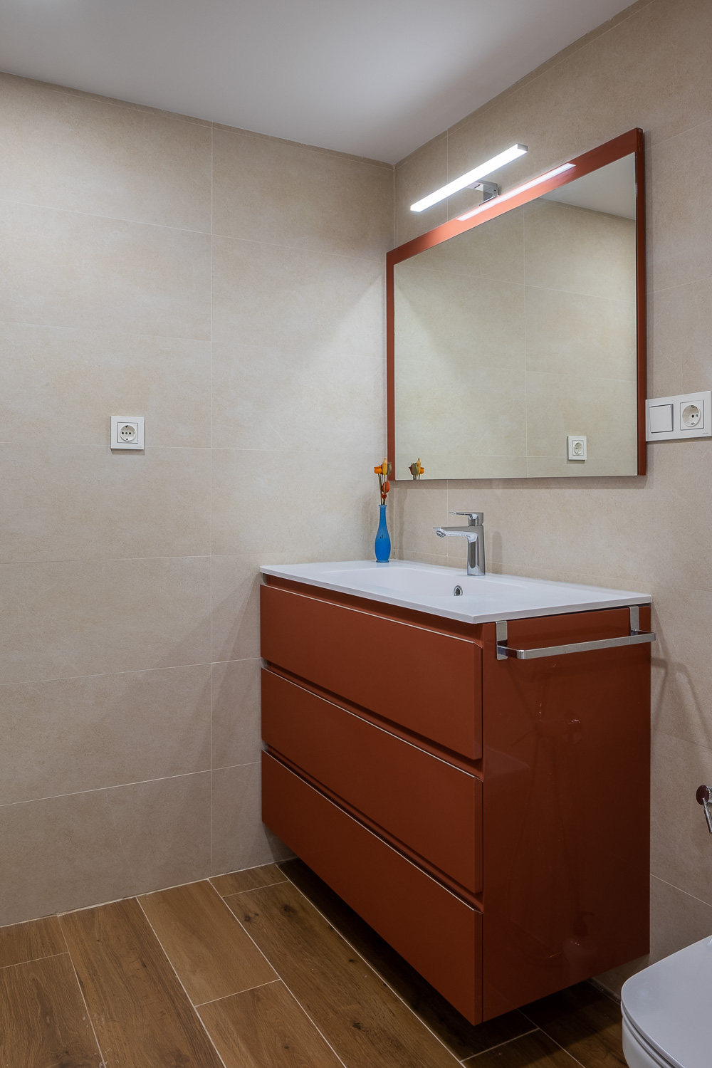 Baño con mueble de madera de Casa T&A, reforma con interiorismo en el Paseo Marítimo de Fuengirola (Málaga) por Klic Arquitectos