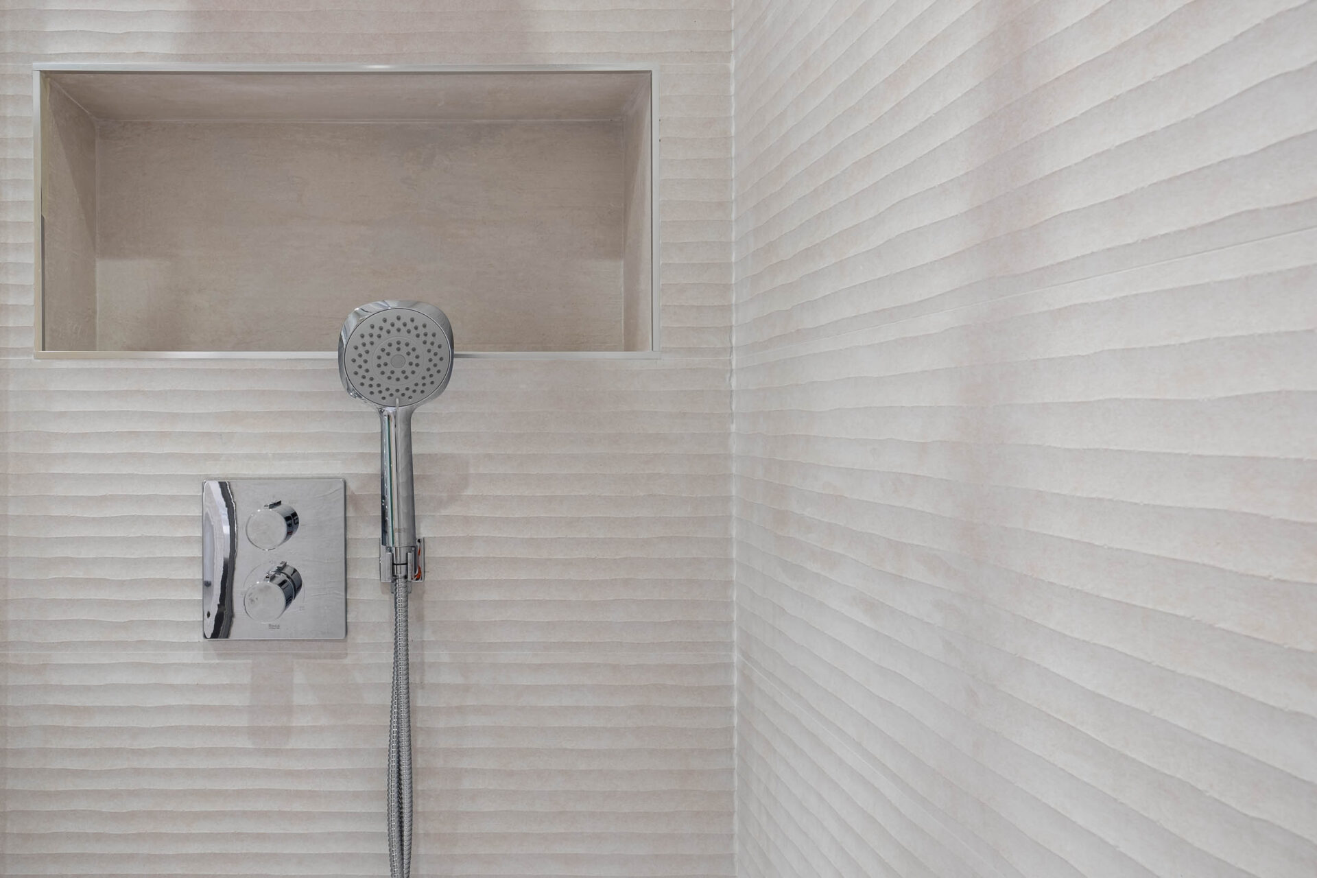 Ducha con mármol blanco y grifería empotrada · reforma Pº Marítimo Rey de España 3 (Fuengirola) por Klic Arquitectos