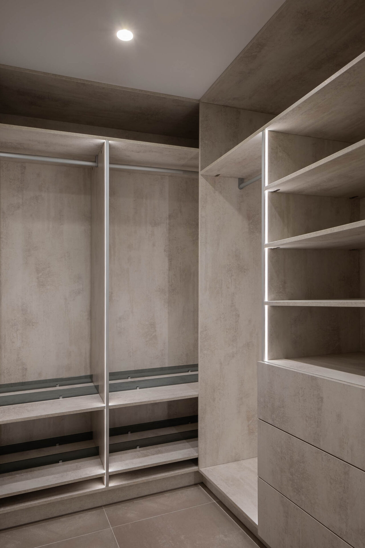 Vestidor abierto con estanterías iluminadas · reforma Pº Marítimo Rey de España 3 (Fuengirola) por Klic Arquitectos