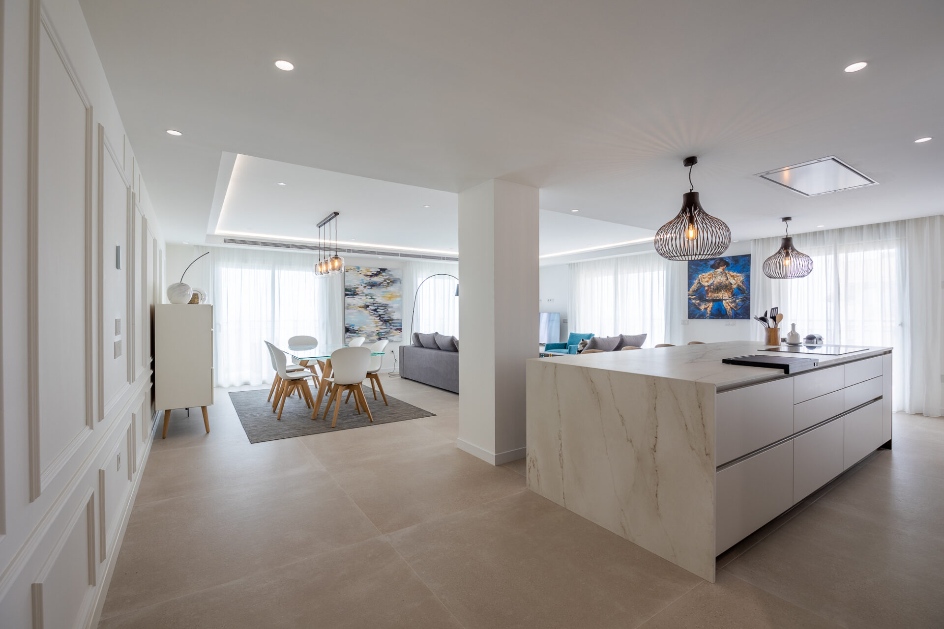 Salón-comedor amplio con cocina abierta · reforma con interiorismo Pº Marítimo Rey de España 3 (Fuengirola) por Klic Arquitectos