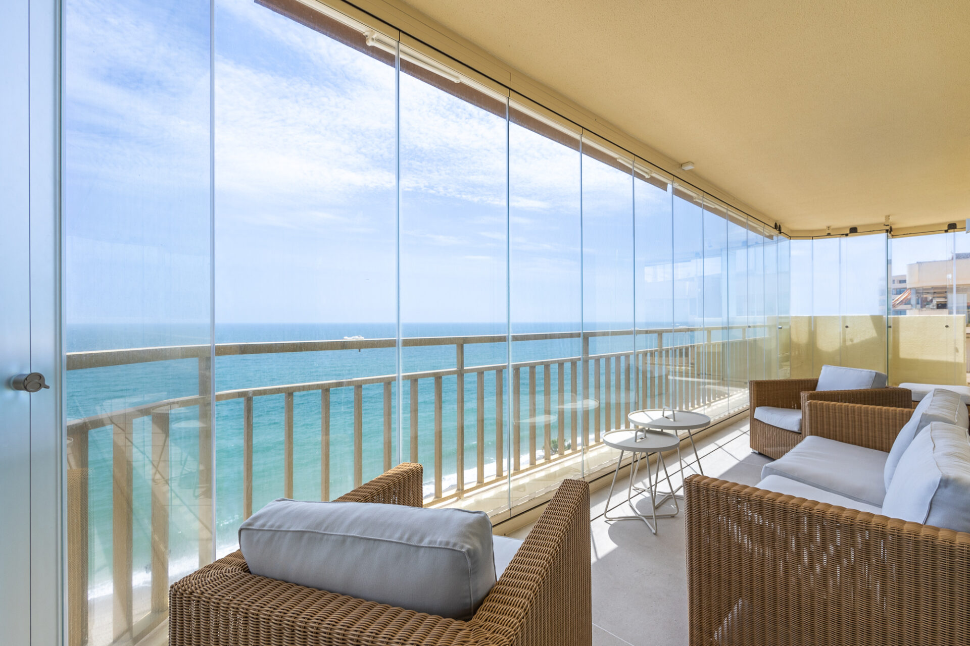 Terraza acristalada panorámica abierta al mar · reforma Pº Marítimo Rey de España 3 (Fuengirola) por Klic Arquitectos