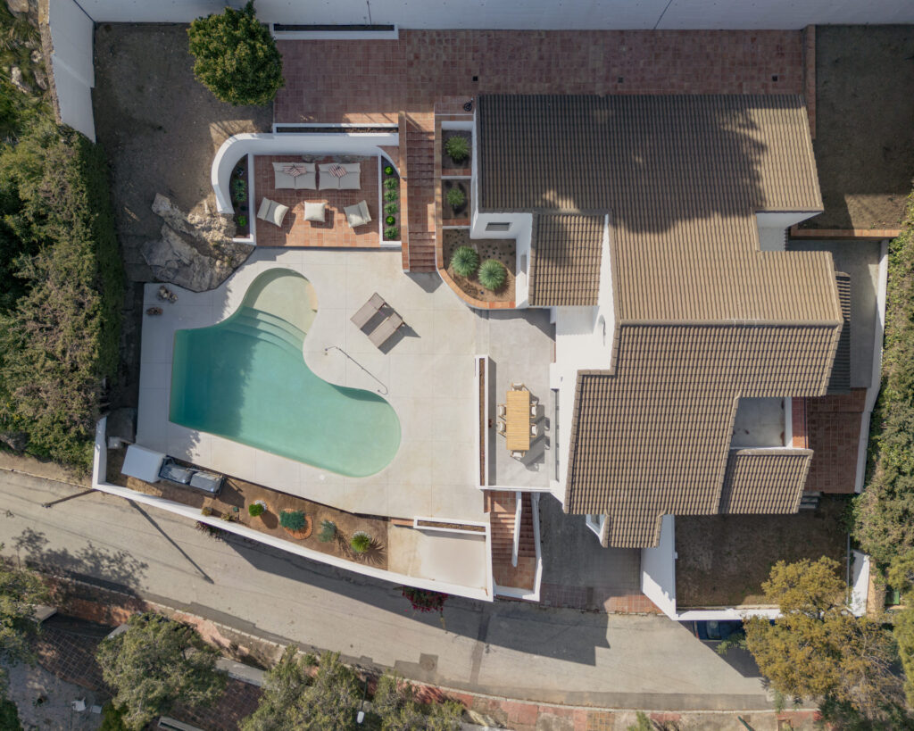 Luftaufnahme von Casa Aroa mit Pool, Wohnhaus in Pinares de San Antón (Málaga) von Klic Arquitectos