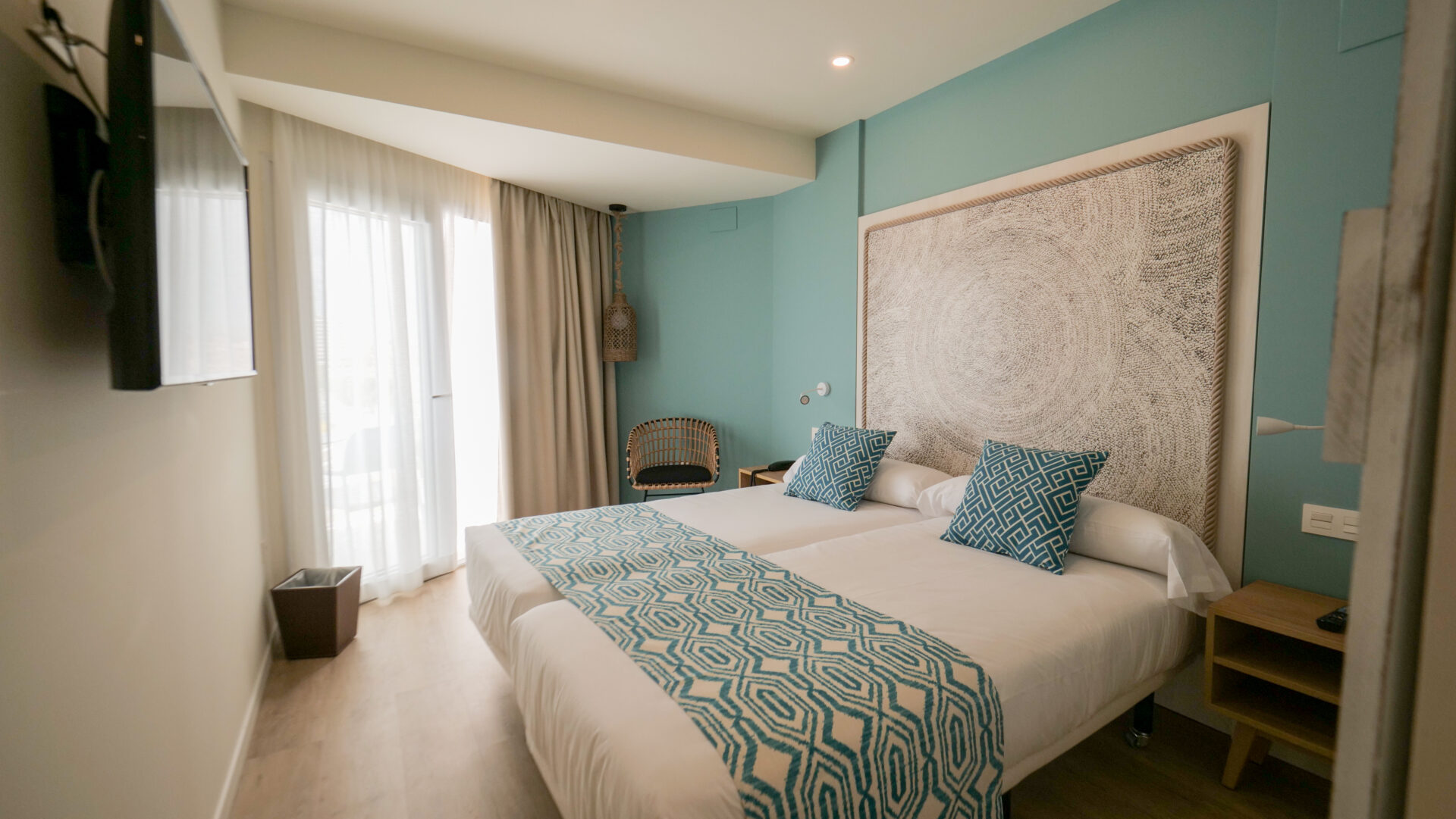 Fachada principal del Hotel Smy Costa del Sol en Torremolinos (Málaga), reforma integral por Klic Arquitectos