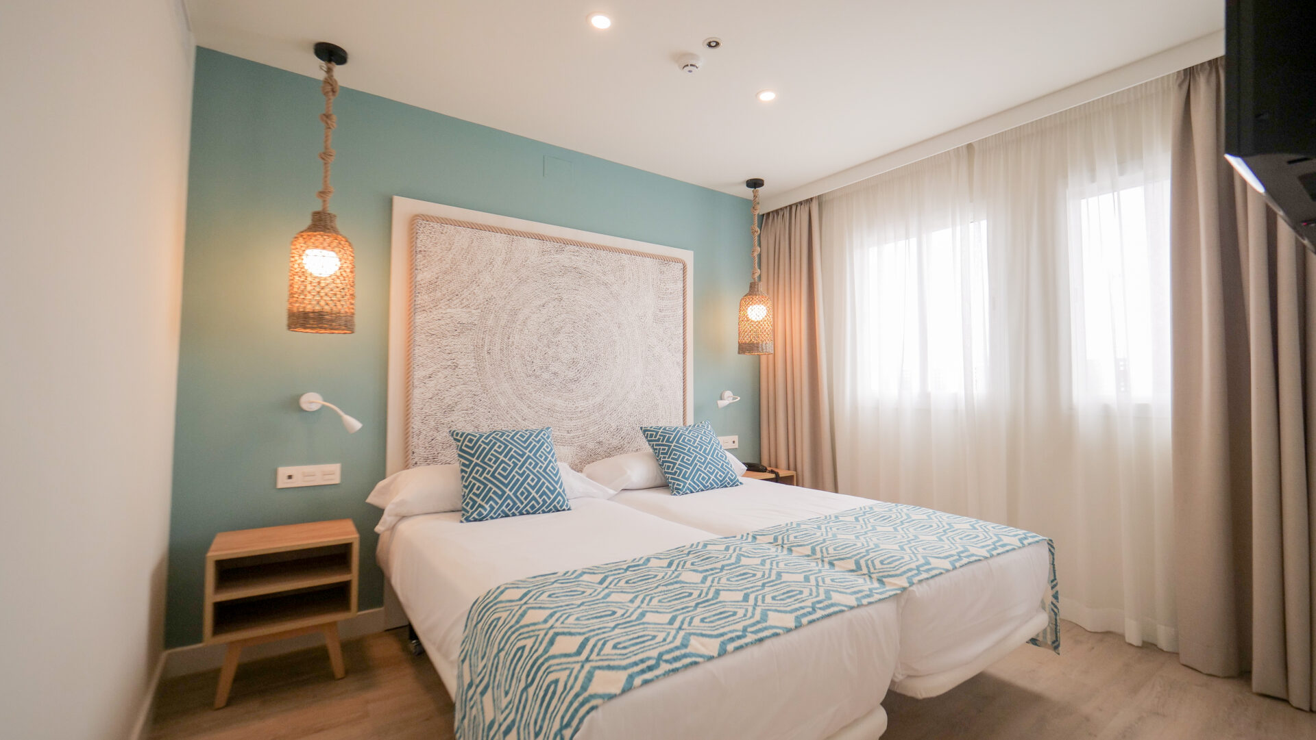 Zona de piscina y solárium del Hotel Smy Costa del Sol en Torremolinos (Málaga), diseño hotelero por Klic Arquitectos