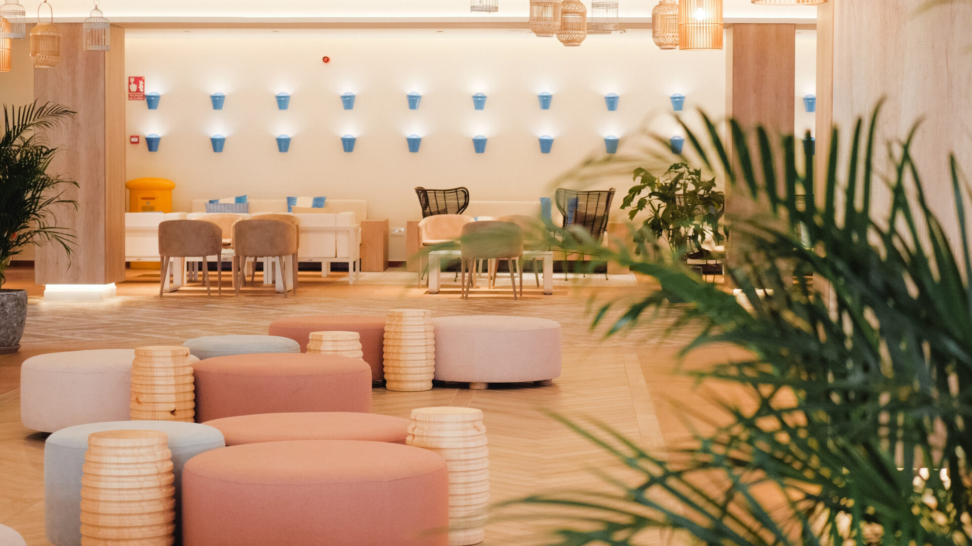 Acceso principal al Hotel Smy Costa del Sol en Torremolinos (Málaga), reforma integral hotelera por Klic Arquitectos