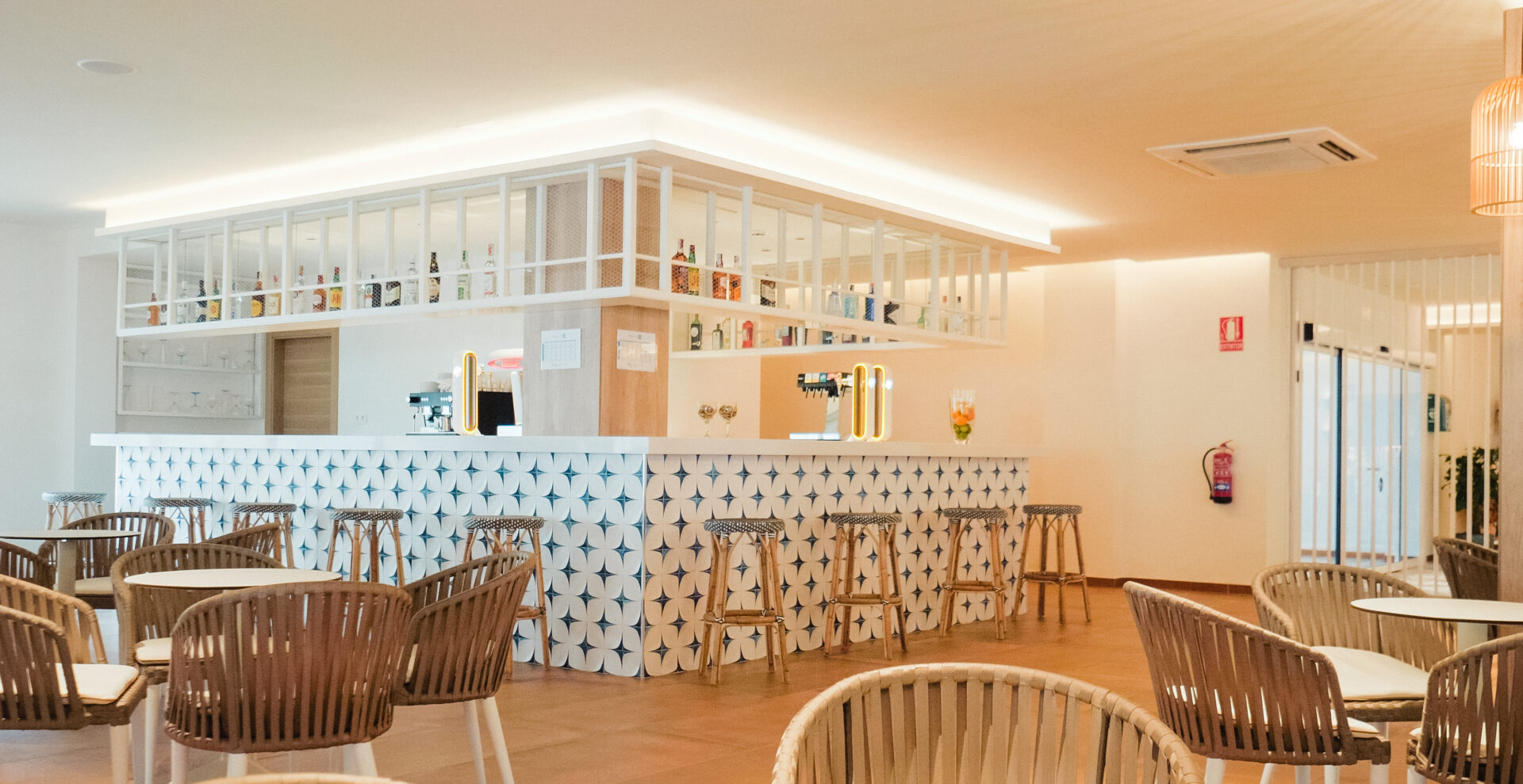 Lobby y recepción del Hotel Smy Costa del Sol en Torremolinos (Málaga), interiorismo hotelero por Klic Arquitectos