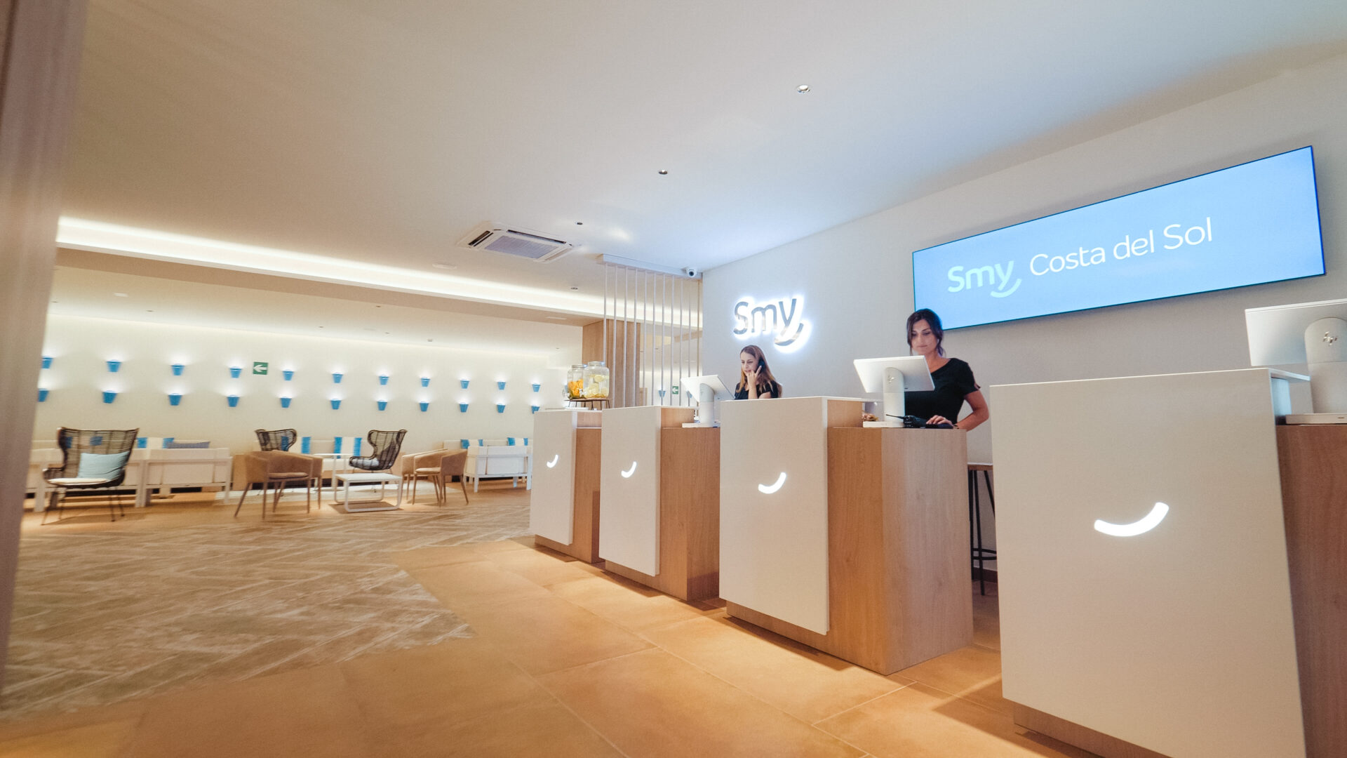 Zona de estancia interior del Hotel Smy Costa del Sol en Torremolinos (Málaga), interiorismo hotelero por Klic Arquitectos