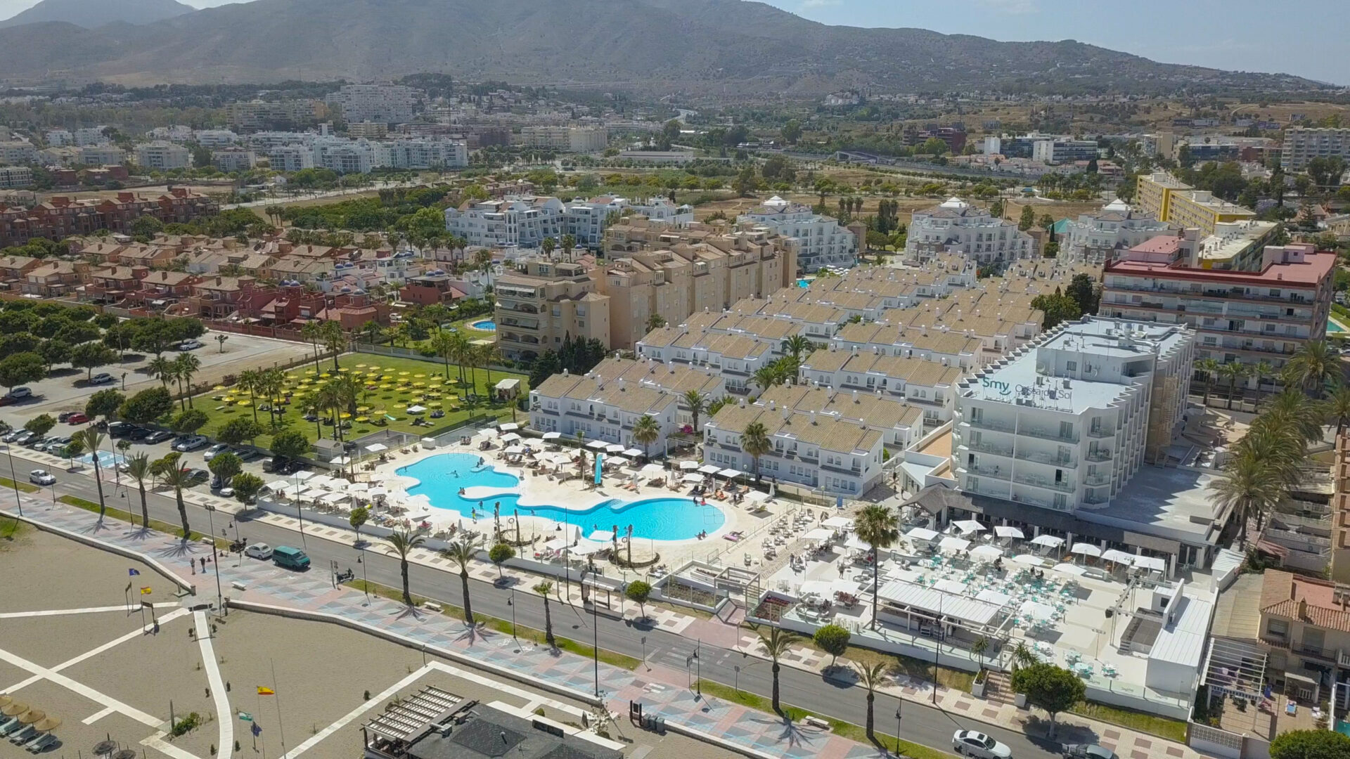 Vista aérea del conjunto del Hotel Smy Costa del Sol en Torremolinos (Málaga), arquitectura hotelera en primera línea por Klic Arquitectos