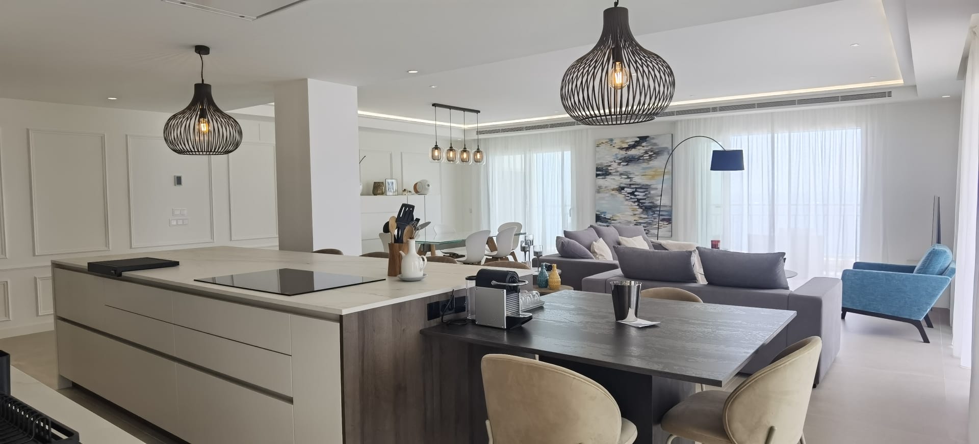 Cocina con isla y comedor, reforma de chalet terminada por Klic Arquitectos