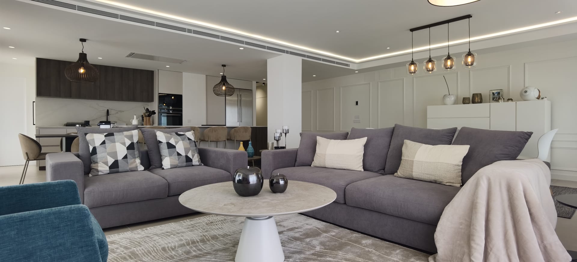 Salón principal con sofás y vistas al horizonte marino · reforma Pº Marítimo Rey de España 3 (Fuengirola) por Klic Arquitectos