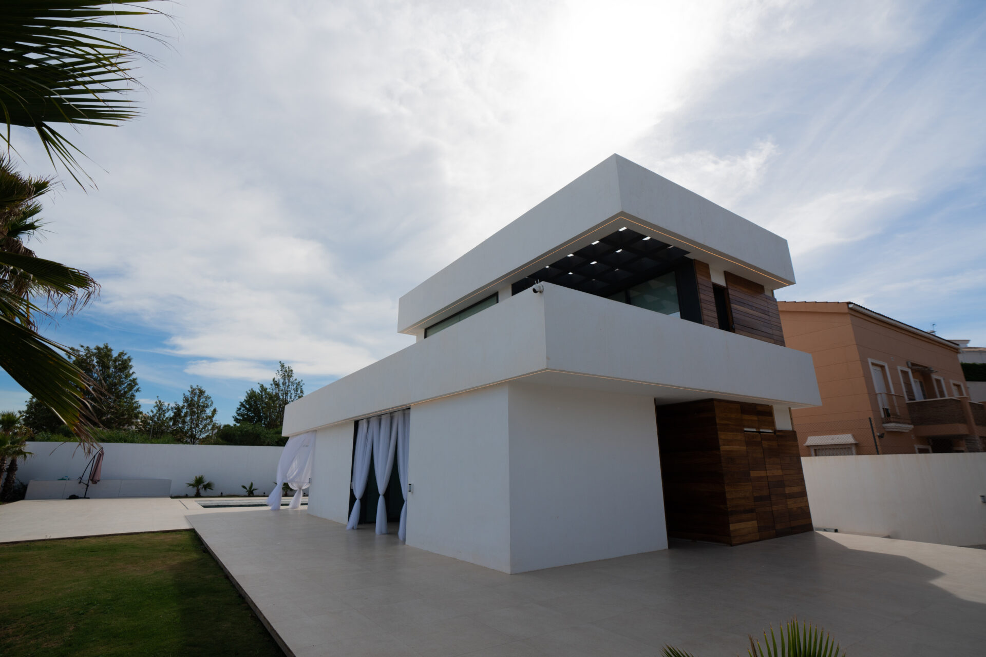 Fachada lateral con voladizos y vegetación de Casa Maravillas en Benalmádena Costa (Málaga) por Klic Arquitectos