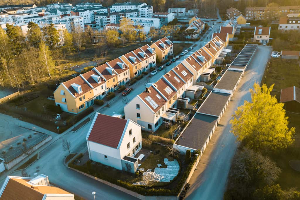 the difference between a semi-detached house and a terraced house