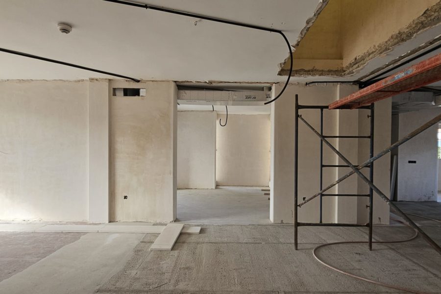 Estado de obra del interior con estructura vista en Casa Los Olivos, Rincón de la Victoria (Málaga) por Klic Arquitectos