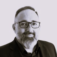 Retrato en blanco y negro de Juan Goñi, cofundador de Klic Arquitectos