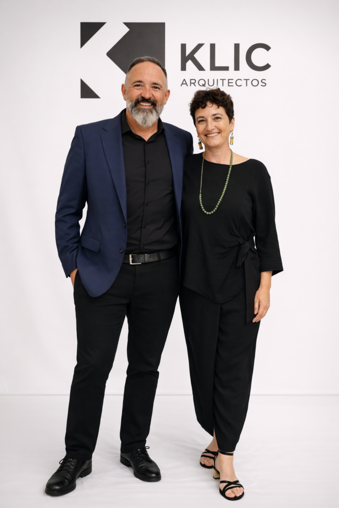 Juan Goñi y Ruth Buján, fundadores de Klic Arquitectos, en evento del estudio