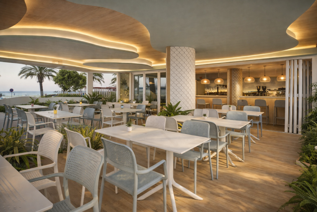 Render de restaurante de hotel con mesas blancas y palmera por Klic Arquitectos
