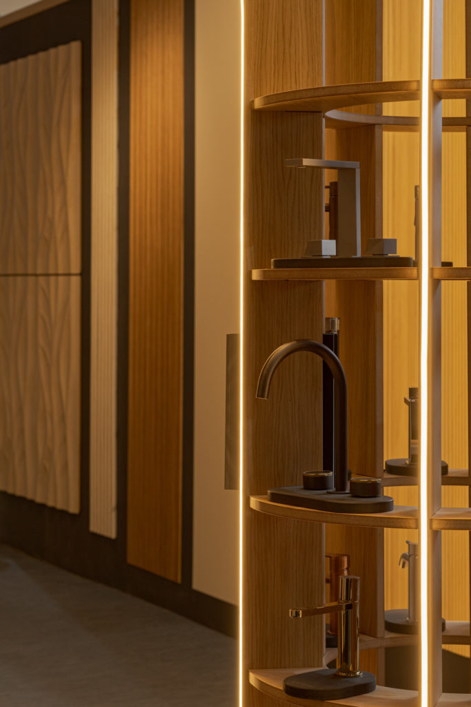 In die Baumsäule von El Santuario integrierter Armaturen-Display von Klic Arquitectos