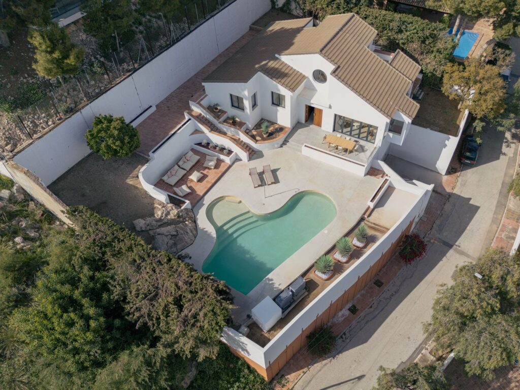 Zenitale Luftaufnahme von Casa Aroa, Wohnhaus in Pinares de San Antón (Málaga) von Klic Arquitectos