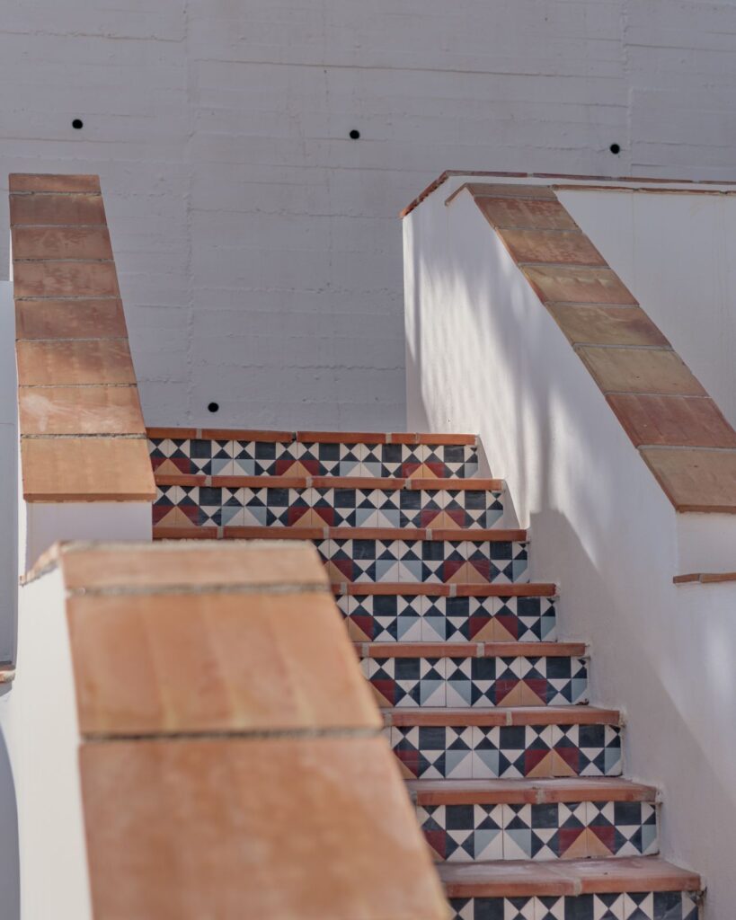 Treppe mit Zementfliesen von Casa Aroa in Pinares de San Antón (Málaga) von Klic Arquitectos