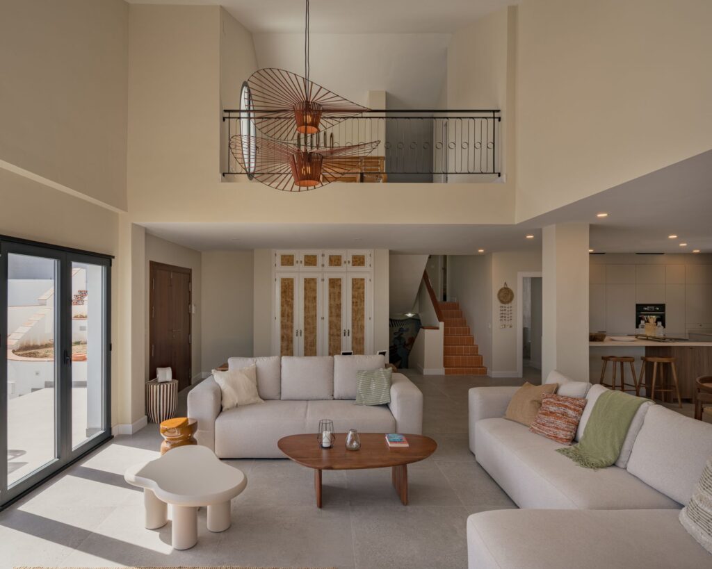 Wohnzimmer in doppelter Höhe von Casa Aroa, Wohnhaus in Pinares de San Antón (Málaga) von Klic Arquitectos