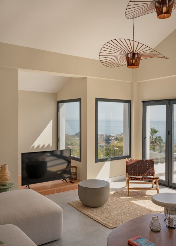 Wohnzimmer mit Meerblick von Casa Aroa, Wohnhaus in Pinares de San Antón (Málaga) von Klic Arquitectos