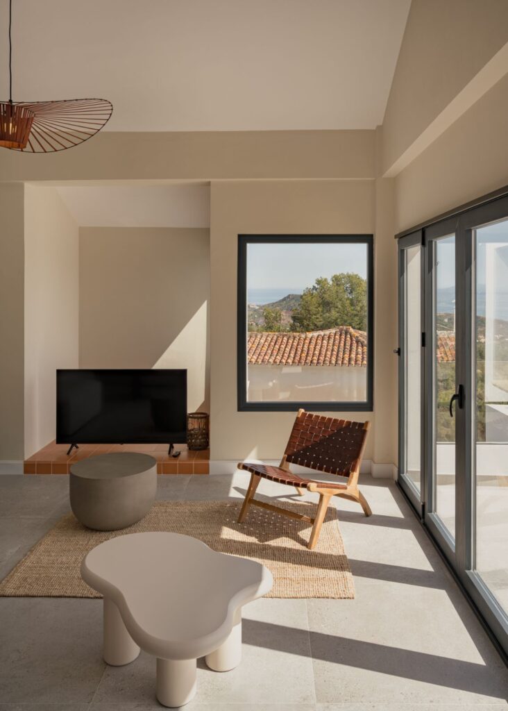 Wohnraum von Casa Aroa mit Aussicht, Wohnhaus in Pinares de San Antón (Málaga) von Klic Arquitectos