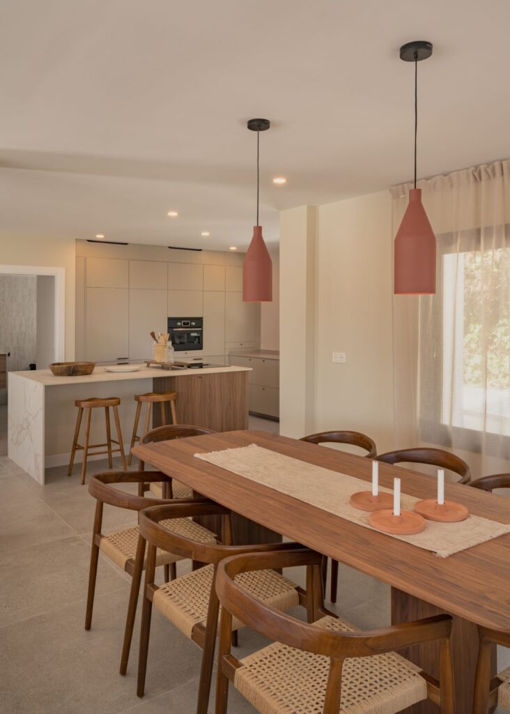 Küche mit Insel und Esszimmer von Casa Aroa, Wohnhaus in Pinares de San Antón (Málaga) von Klic