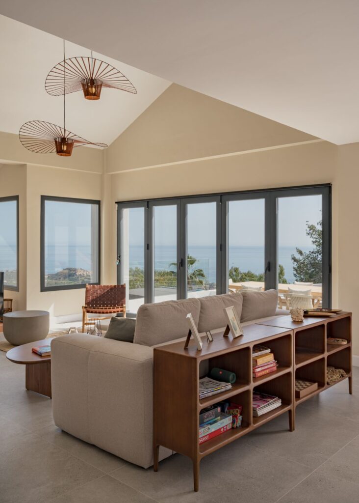 Wohnzimmer in doppelter Höhe von Casa Aroa, Wohnhaus in Pinares de San Antón (Málaga) von Klic Arquitectos