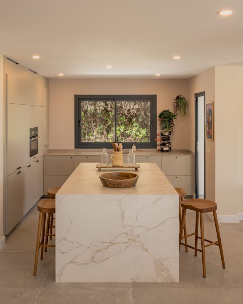 Küche mit Marmorkochinsel von Casa Aroa, Wohnhaus in Pinares de San Antón (Málaga) von Klic