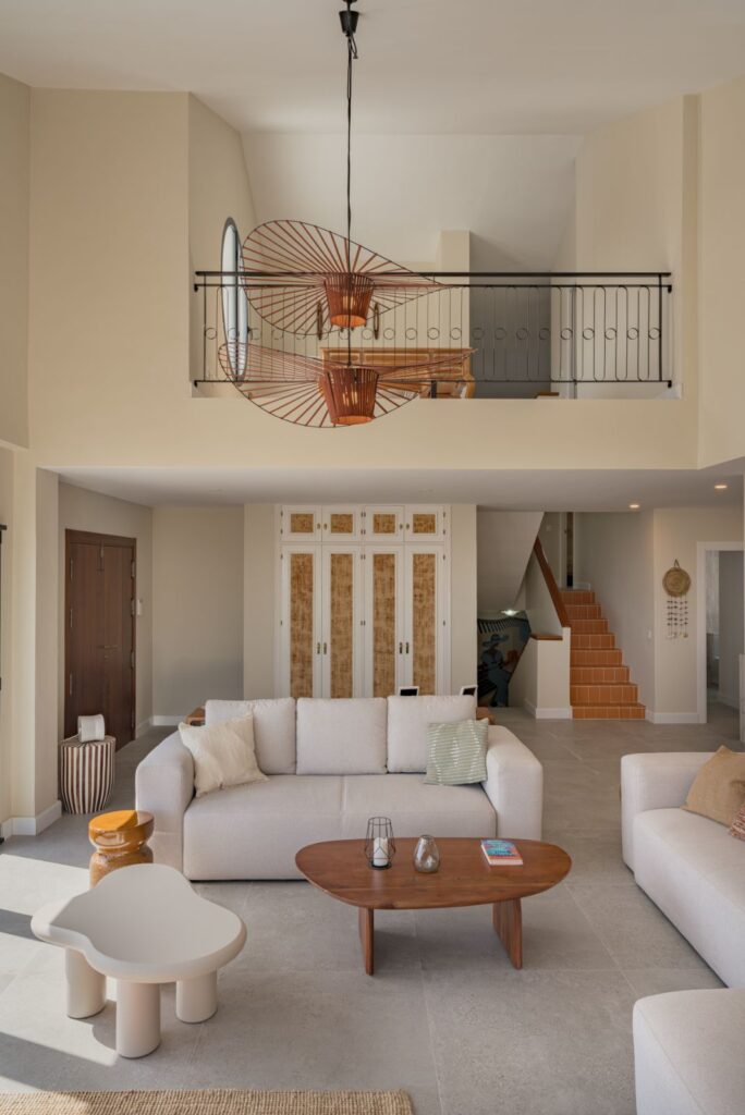 Wohnzimmer mit doppelter Höhe von Casa Aroa vom Esszimmer aus, Pinares de San Antón (Málaga) von Klic