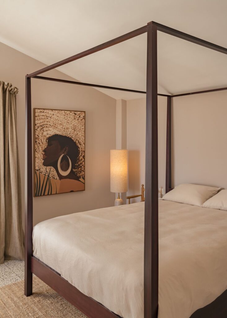 Hauptschlafzimmer von Casa Aroa, Wohnhaus in Pinares de San Antón (Málaga) von Klic Arquitectos