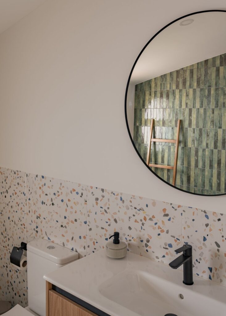 Bad mit Terrazzo von Casa Aroa, Wohnhaus in Pinares de San Antón (Málaga) von Klic Arquitectos