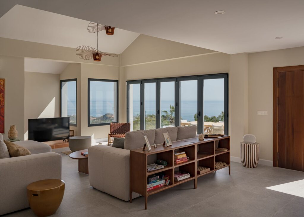 Wohnzimmer mit Meerblick von Casa Aroa, Wohnhaus in Pinares de San Antón (Málaga) von Klic Arquitectos