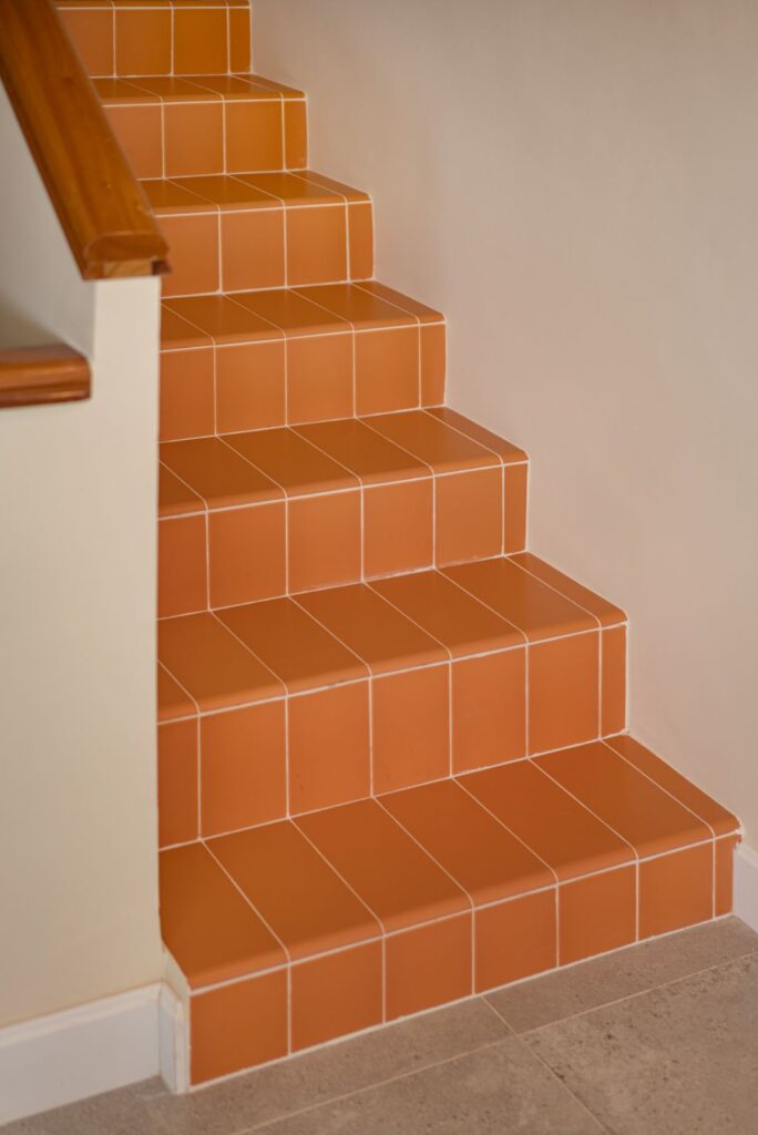 Treppe aus Terrakottafliesen von Casa Aroa in Pinares de San Antón (Málaga) von Klic Arquitectos