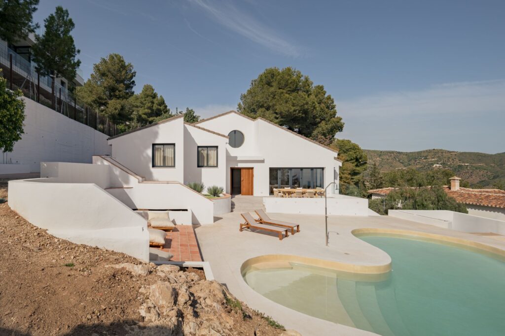 Fassade und Pool von Casa Aroa in Pinares de San Antón (Málaga) von Klic Arquitectos