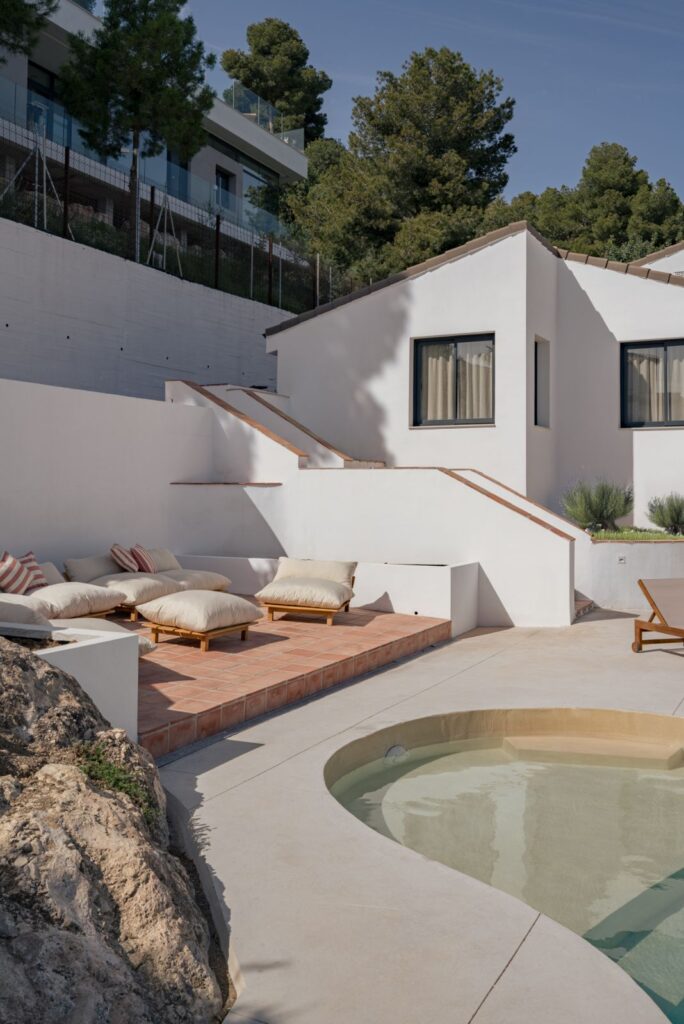 Terrasse mit rundem Pool von Casa Aroa in Pinares de San Antón (Málaga) von Klic Arquitectos