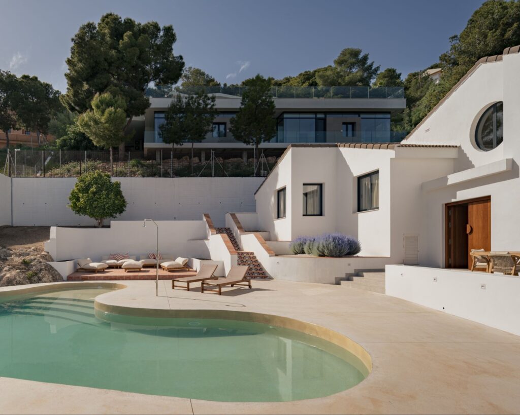 Außenansicht von Casa Aroa mit Pool, Wohnhaus in Pinares de San Antón (Málaga) von Klic