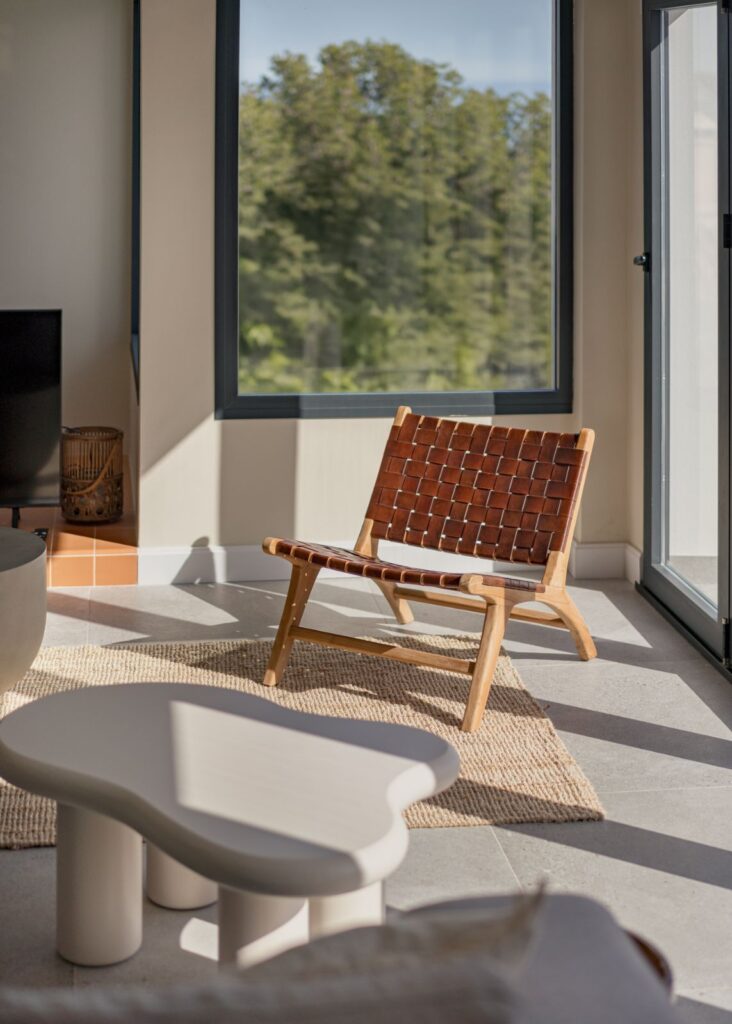 Ledersessel im Wohnraum von Casa Aroa, Wohnhaus in Pinares de San Antón (Málaga) von Klic Arquitectos