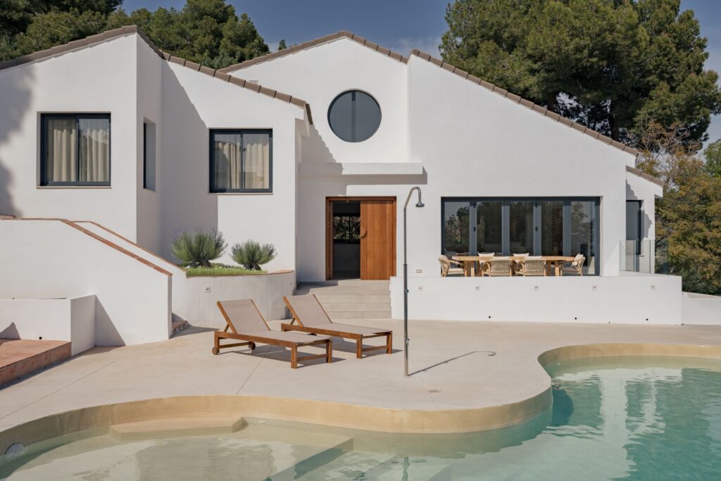 Hauptfassade von Casa Aroa mit Pool, Wohnhaus in Pinares de San Antón (Málaga) von Klic